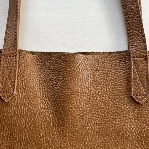 Cuyana Classic Leather Tote in Caramel - Picture 3 of 12